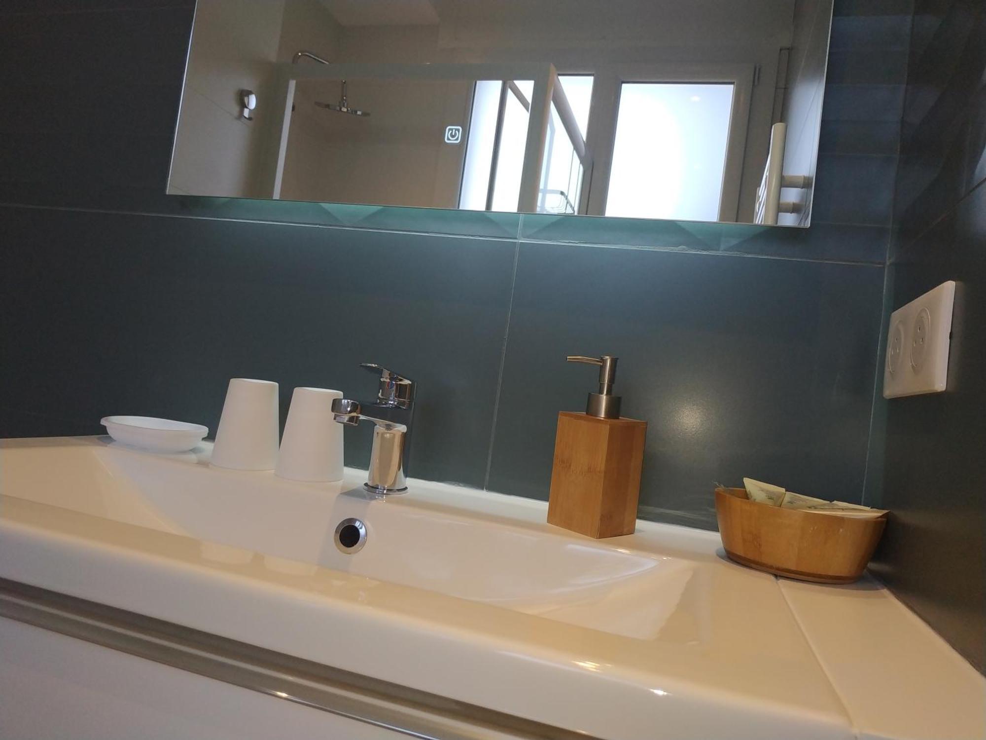 Superbe T3 Climatise - 62M2 - 4 Etoiles - Centre Historique Vue Port De Plaisance - Wifi - 5E Avec Ascenseur Apartment Toulon Exterior photo